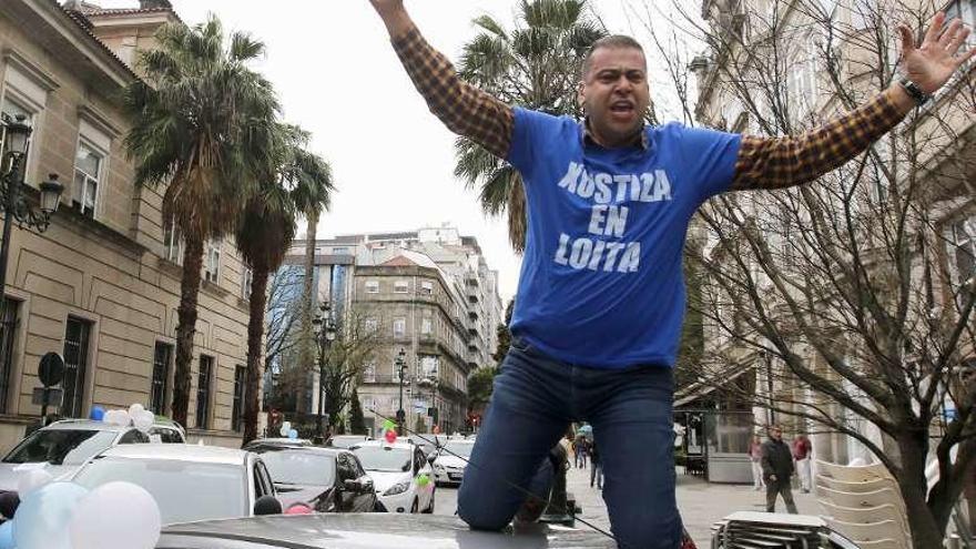 Trabajador de Xustiza en una protesta. // A. V.