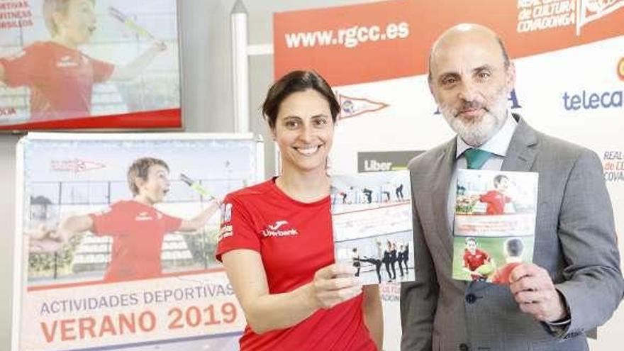 Beatriz Fernández y Antonio Corripio, con el programa de actividades de verano presentado ayer.