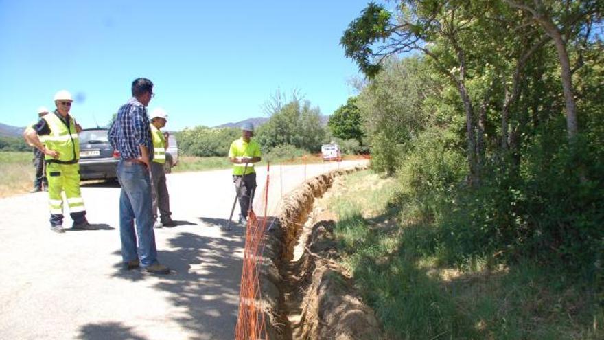 Trabajos de canalización de la línea de alta tensión a la planta de áridos de Pedralba.