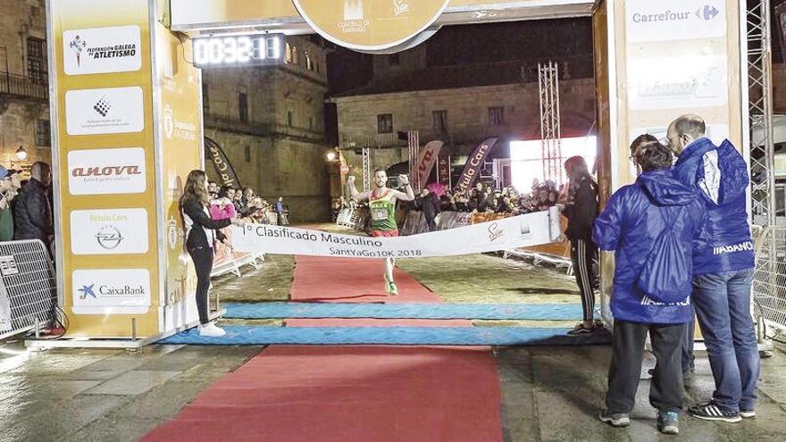 Roade celebra su llegada a la meta de la SantYago10K. // FdV