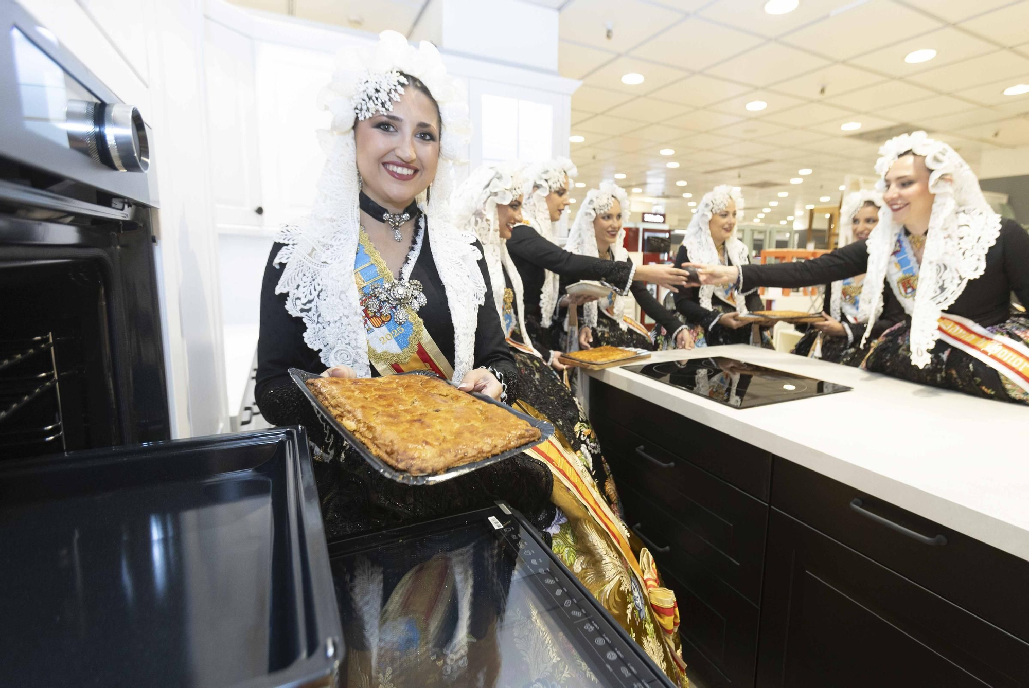 La Bellea del Foc y sus damas de honor cocinan la Fiesta a fuego lento