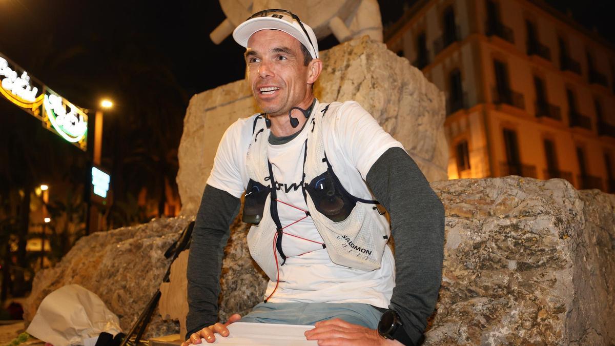 Victor Van den Driessche después de recorrer 200 kilómetros del perímetro de la isla