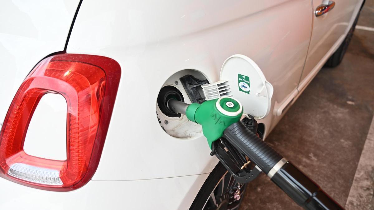 Un vehículo reposta gasolina en Castelón.