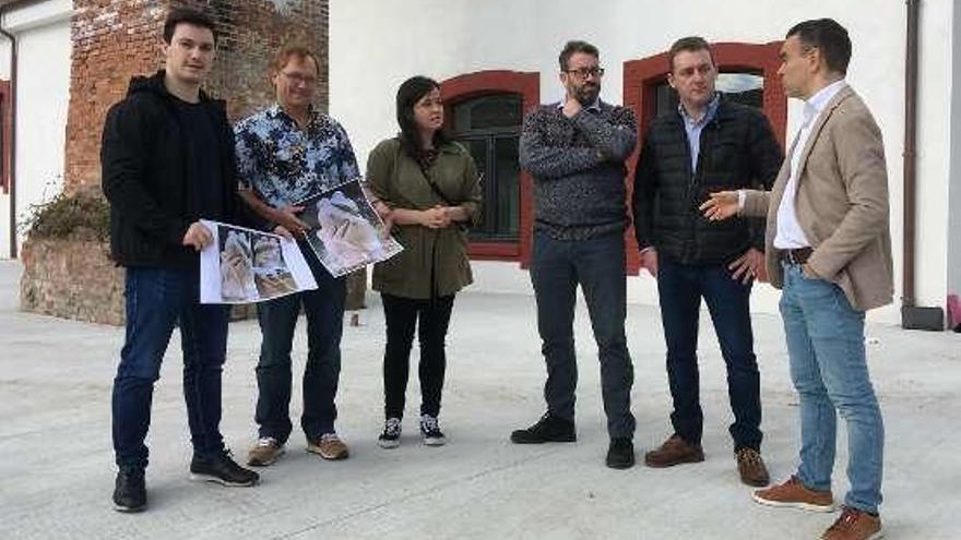 Jorge Suárez, Toby Govan, Sara Paz, Rogelio Crespo, Pelayo Morán e Iván Fernández, ayer, en los exteriores de La Lechera.