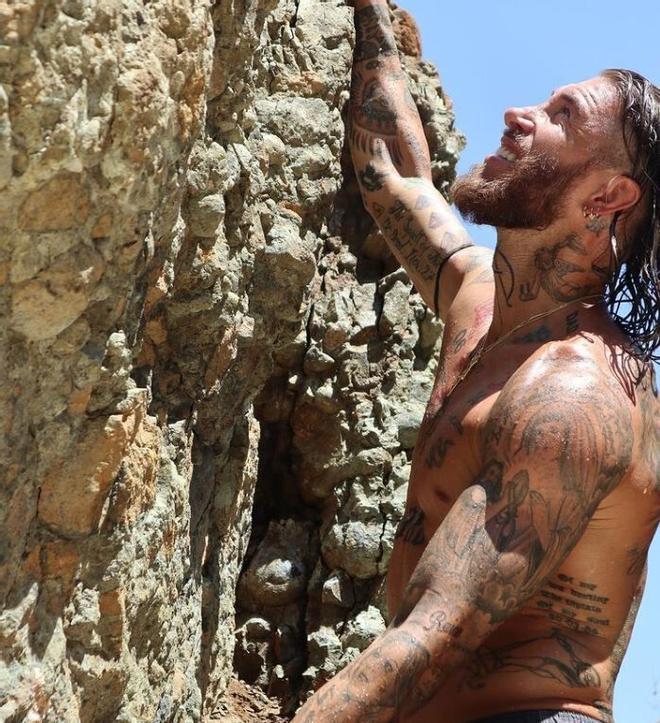 Sergio Ramos durante sus vacaciones practicando deporte (escalada)