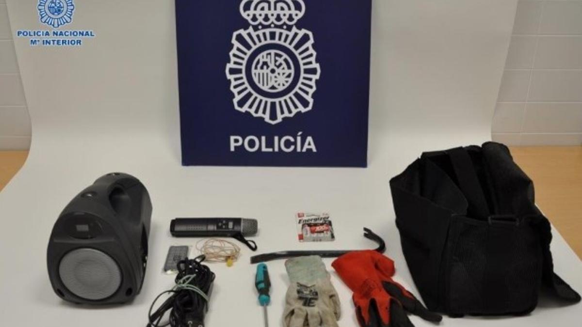 Material requisado al detenido y presunto autor de los robos en iglesias de Ribeira