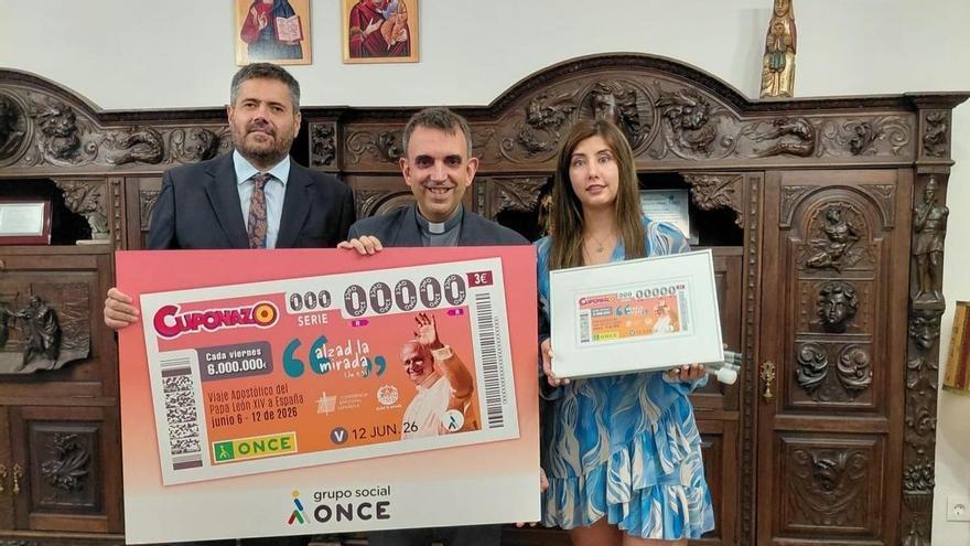 El obispo de Plasencia recibe una copia del 'Cuponazo' de la ONCE dedicado al viaje del Papa León XIV a España
