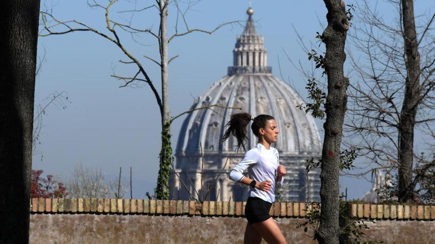 Una dona sense mascareta corrent davant la basílica de Sant Pere del Vaticà