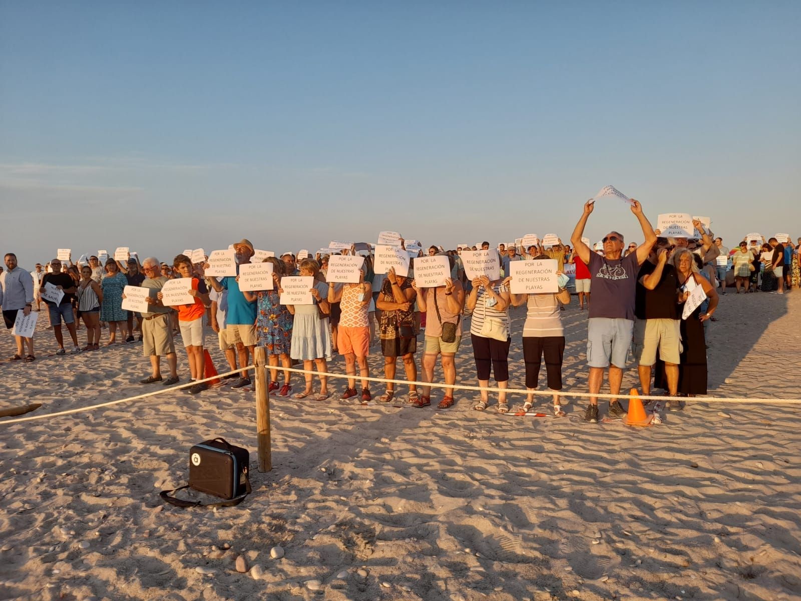 Miles de vecinos de los pueblos de la costa protestan contra los derribos en primera línea