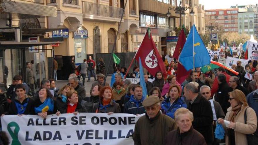 Manifestación en contra de la línea Sama-Velilla celebrada en León en octubre de 2008.