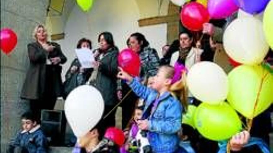 Aftea celebra el día del autismo con juegos infantiles en la plaza Mayor