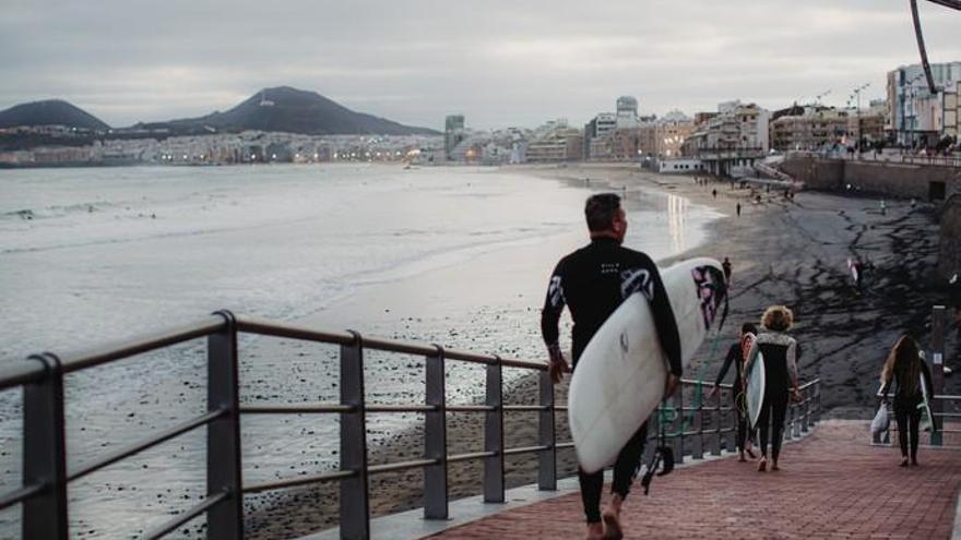 Desconfinamiento en Canarias | Así surfean en Las Canteras