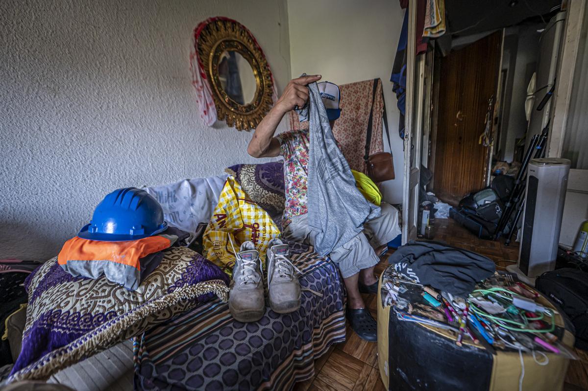 Mohamed, en su precaria vivienda, prepara la ropa para ir a trabajar al Camp Nou.