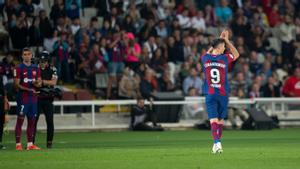 Lewandowski aplaude al público tras ser sustituido por Ferran Torres en la segunda parte del Barça-Real Sociedad en Montjuïc.