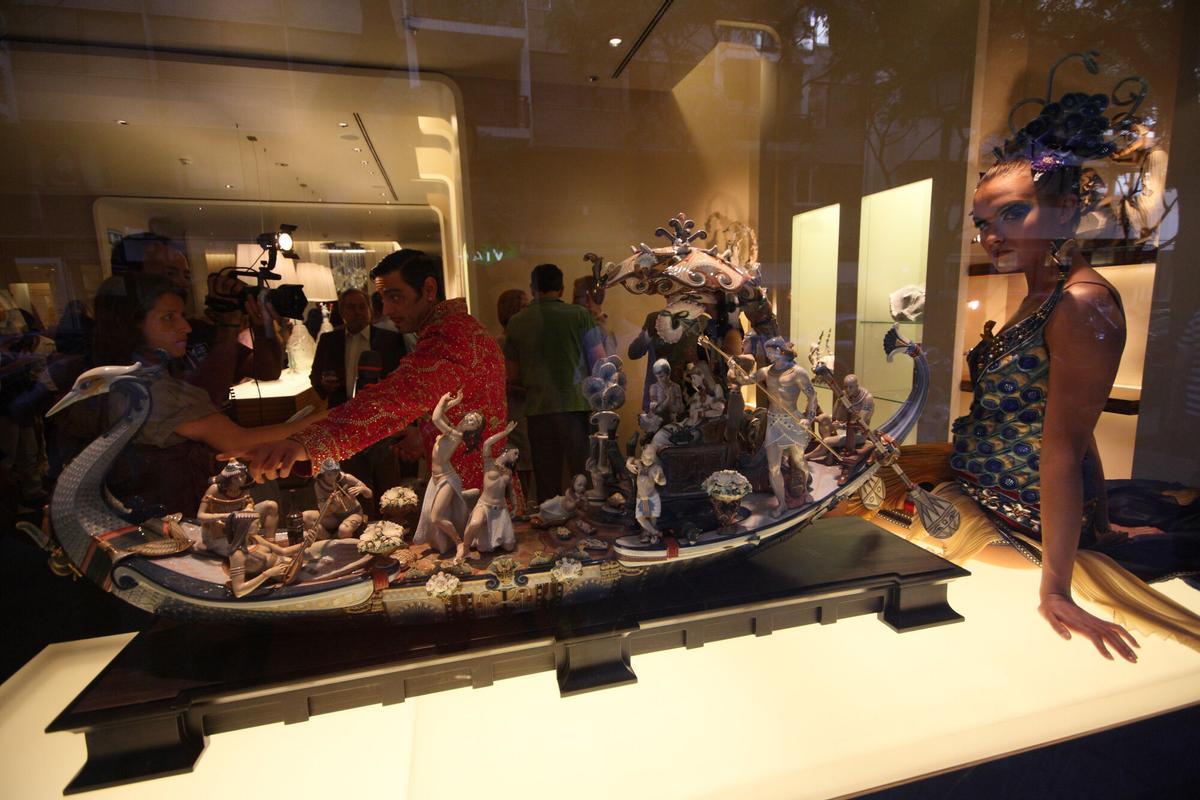 Escaparates vivientes de diseños de Carlos Haro sobre porcelana de Lladró.. // Carlos Haro. Ciudad. Tiendas. "Milla de oro". Comercios. Esculturas. Alta Porcelana de Lladró. Colección. Mujeres. Escaparates. Diseñadores. Calle Poeta Querol