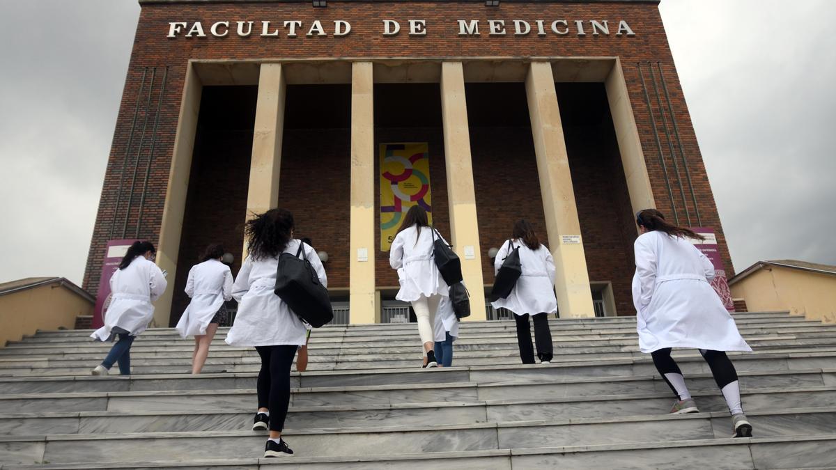 Un grupo de alumnos accede a la Facultad de Medicina del campus de Espinardo, en Murcia.