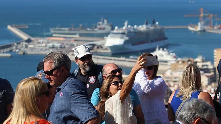 Turistas en el mirador de Gibralfaro.