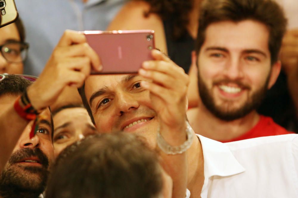 Pedro Sánchez concluye su jornada de campaña en Málaga con un mitin en la Facultad de Derecho de la universidad malagueña.