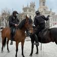 Dos agentes de la Policía Nacional en la Plaza de Cibeles de Madrid.