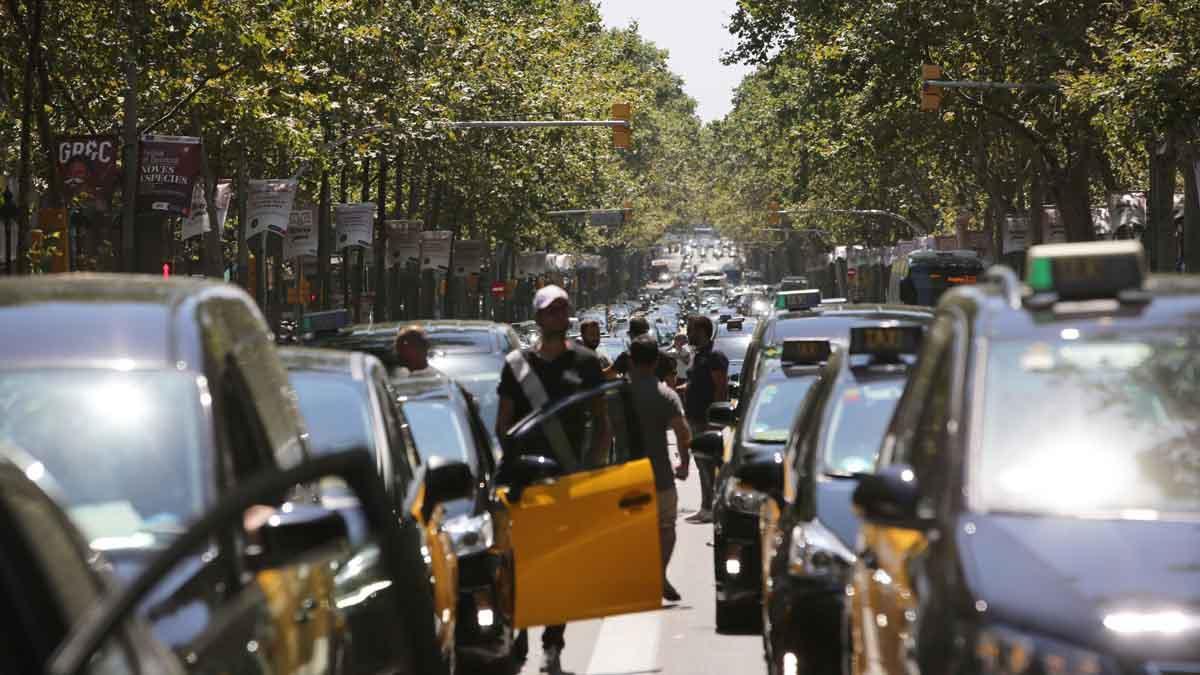 El taxi colapsa la Gran Vía de Barcelona