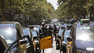 efe-20180727-la-protesta-de-los-taxistas-colapsa-la-entrada-a-barcelona-por-gran-va