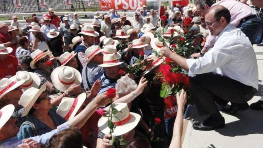 Ángel Luna y Rufino Selva repartiendo rosas en el mitin.
