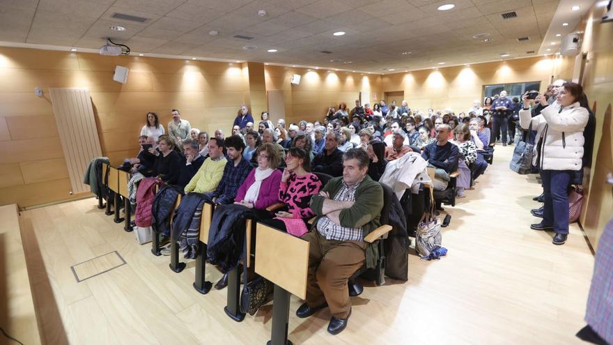Aspecto del salón de actos del Centro de Servicios Universitarios, ayer, durante la charla de Fernando León de Aranoa. | Miki López