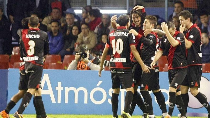 Los jugadores del Rayo Vallecano felicitan a Larrivey (cuarto por la derecha) tras anotar el segundo gol del equipo madrileño en su última visita a Balaídos.