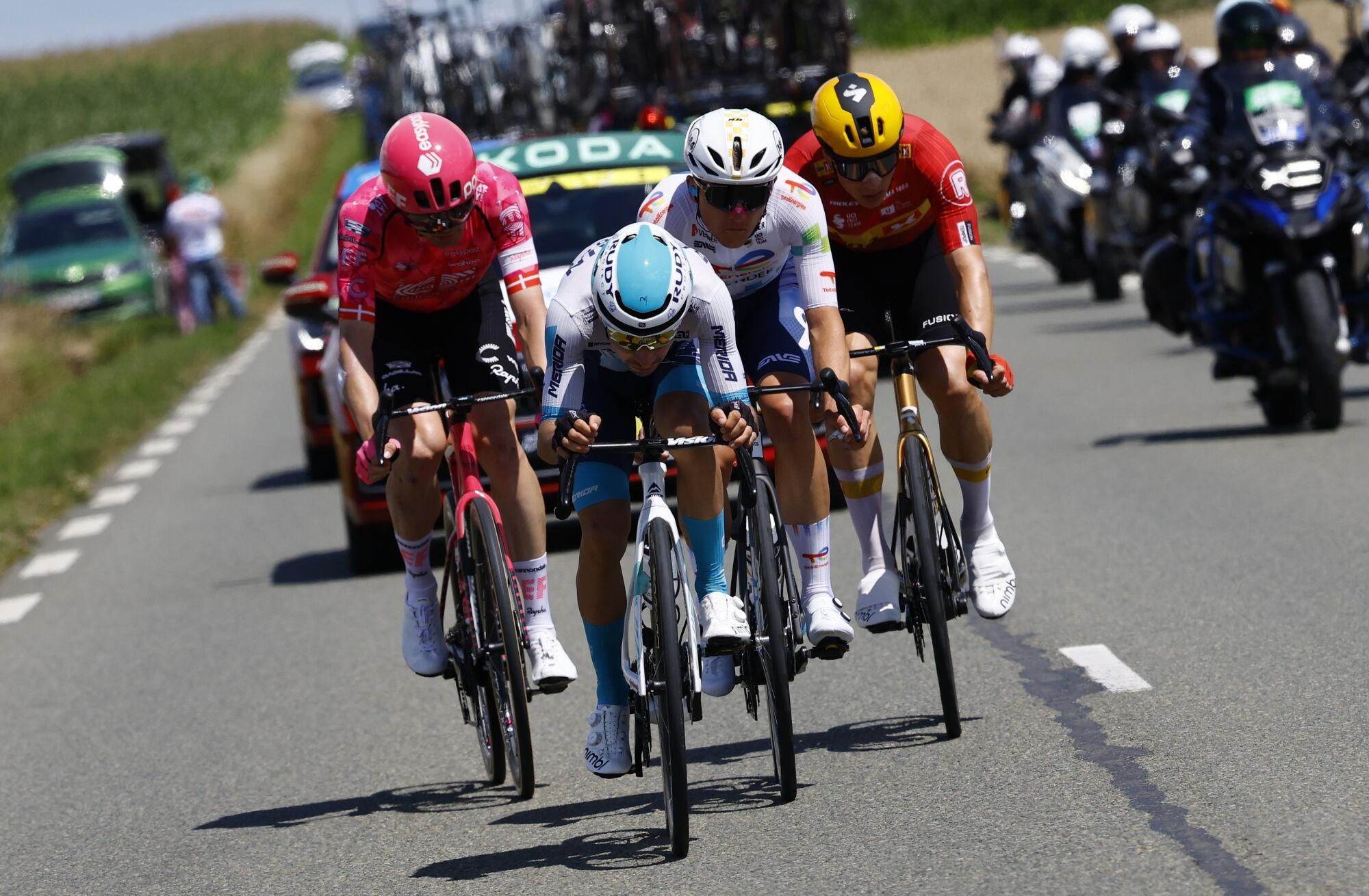 (France), 08/07/2025.- (L-R) Danish rider Kasper Asgreen of EF Education - EasyPost team, French rider Lenny Martinez of Bahrain - Victorious team, French rider Thomas Gachignard of Team TotalEnergies and Norwegian rider Jonas Abrahamsen of Uno-X Mobility team in action during the 4th stage of the Tour de France cycling race over 174.2km from Amiens to Rouen, France, 08 July 2025. (Ciclismo, Bahrein, Francia) EFE/EPA/MARTIN DIVISEK