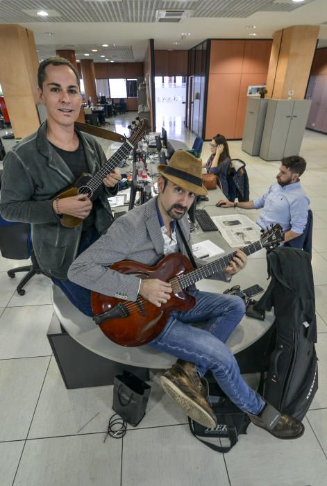 13/12/2017 LAS PALMAS DE GRAN CANARIA. Duo musical Yul Ballestero y Germán López en la redacción de La Provincia presentando su concierto "Stupid Christmas". FOTO: J. PÉREZ CURBELO