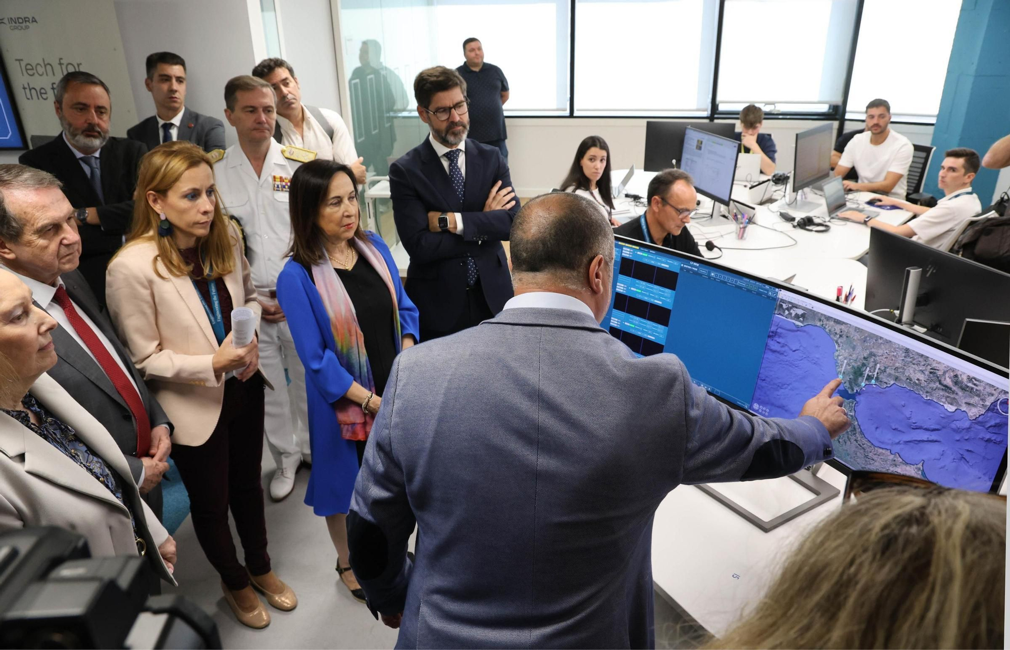 La ministra de Defensa, Margarita Robles, visita la sede de Indra en Vigo