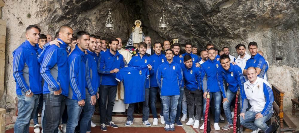 El Real Oviedo realiza la ofrenda floral a la Virgen de Covadonga