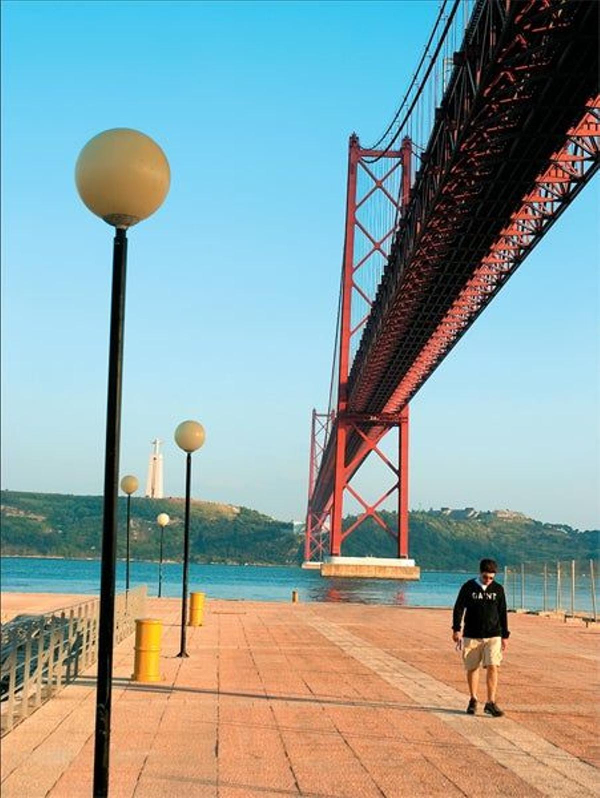 el Puente 25 de
Abril, un símbolo de la
Lisboa moderna que une
las dos orillas del Tajo.