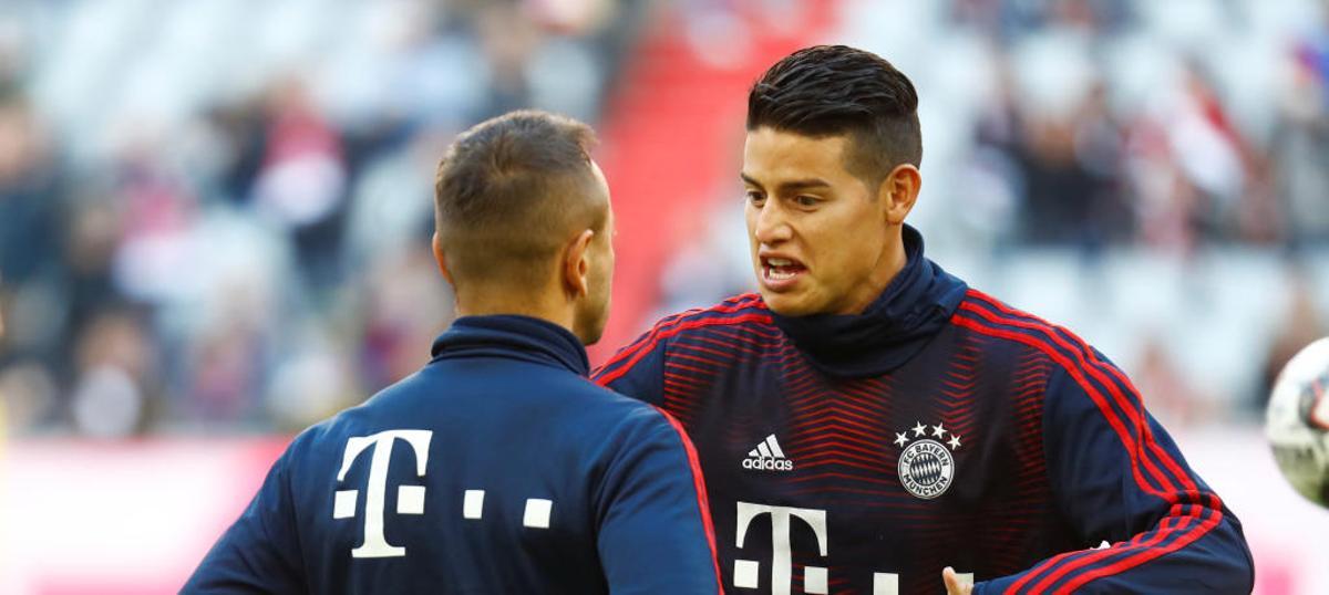 James Rodríguez habla con un compañero en el Bayern Munich.