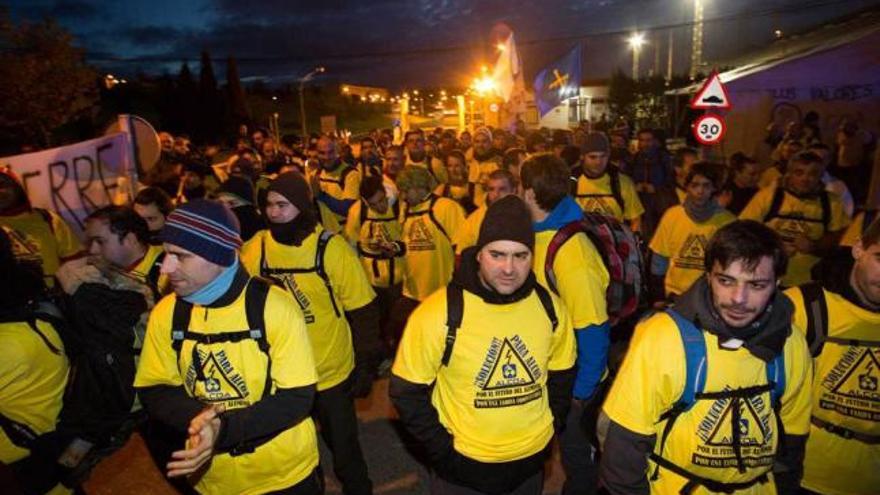 Los participantes en la caminata, concentrados delante de la fábrica de San Balandrán minutos antes de emprender la marcha.