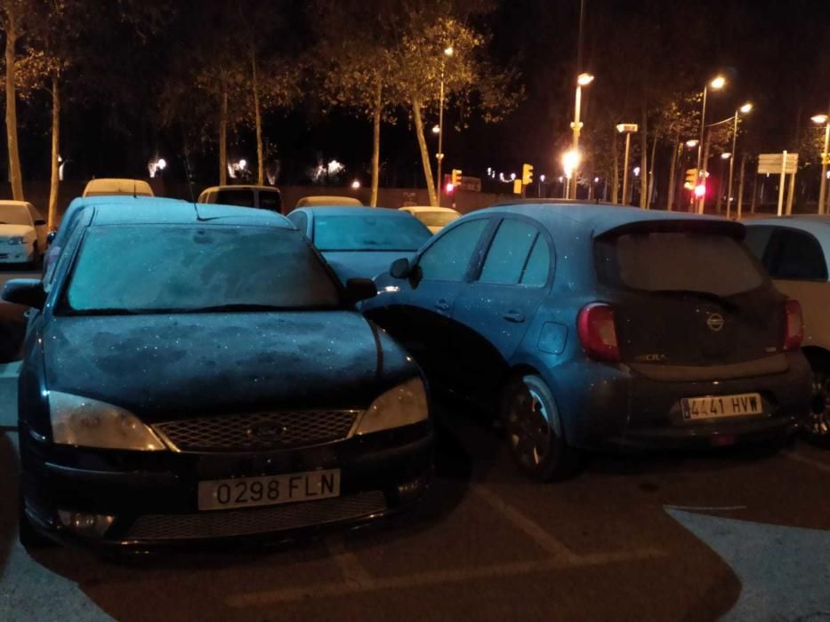 Els cotxes de Girona s''han despertat coberts de gel