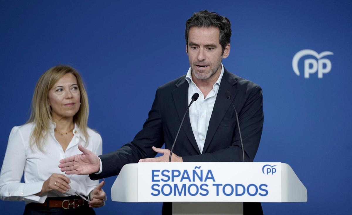 Borja Sémper, portavoz y vicesecretario de Cultura del PP, y Ana Alós, vicesecretaria de Igualdad, Conciliación y Política Social, este lunes, durante una rueda de prensa en la sede del partido.