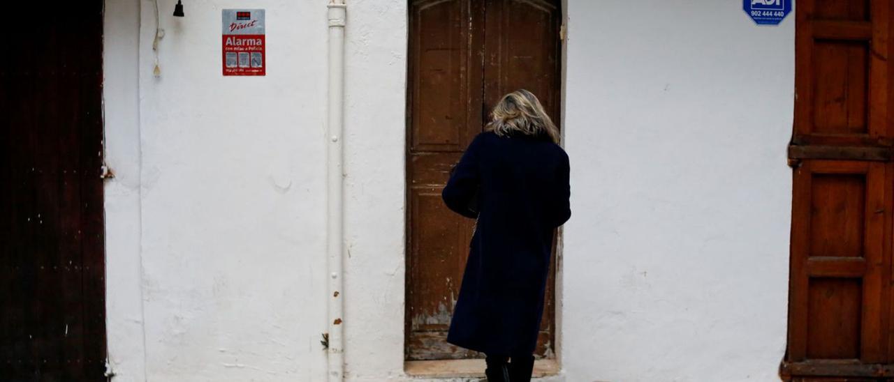 Estrella González en la puerta de su casa