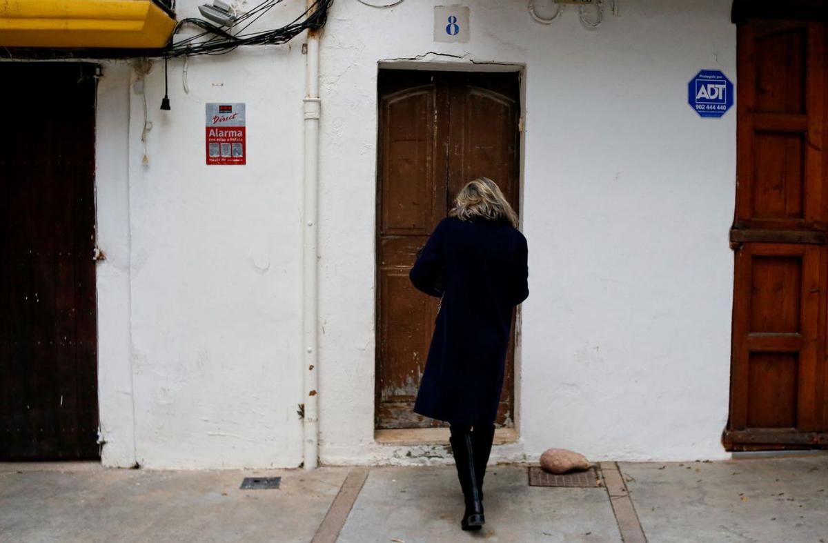Estrella González en la puerta de su casa