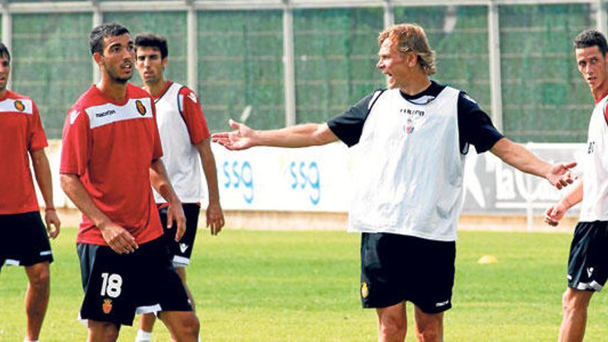 Valeri Karpin gesticula en el entrenamiento de ayer en Son Bibiloni.