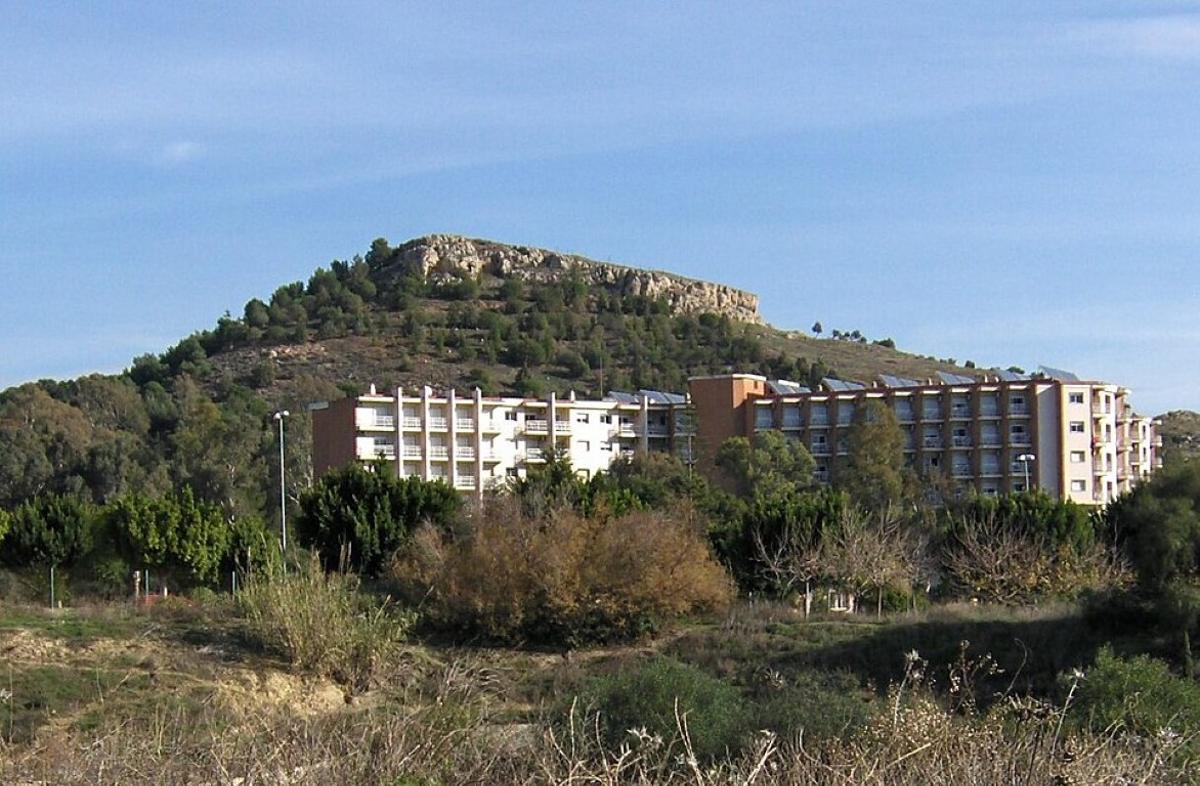 El Cerro de la Tortuga, con la residencia militar Castañón de Mena, al pie.