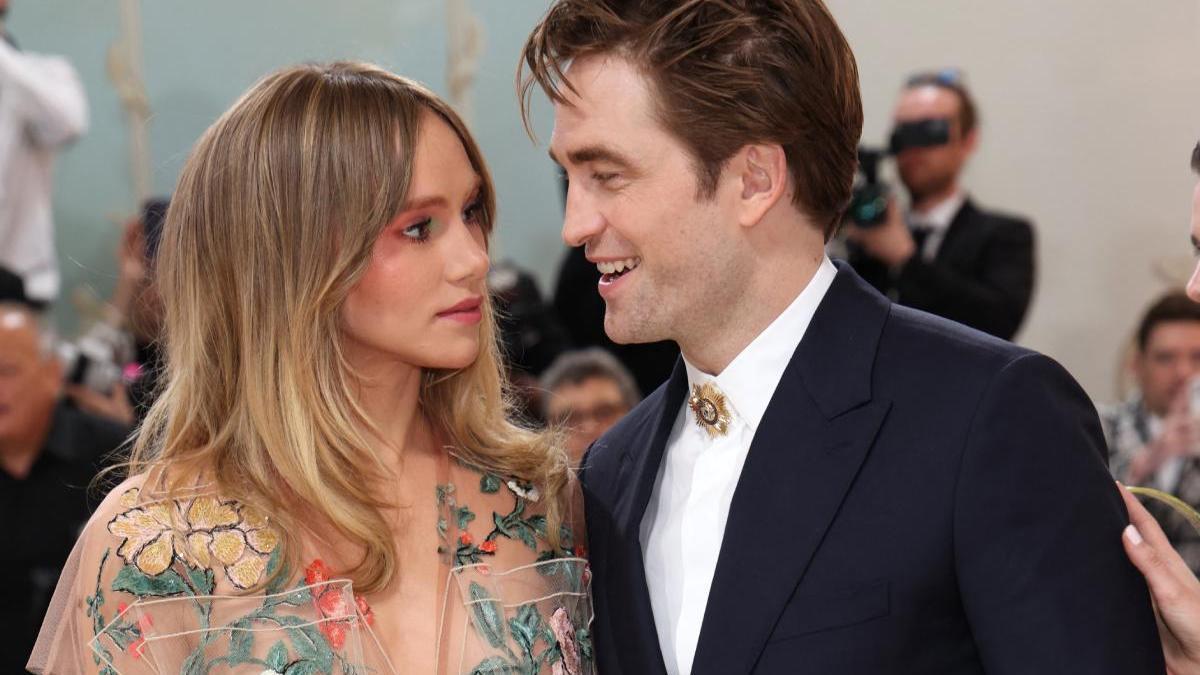 Suki Waterhouse y Robert Pattinson presentan a su bebé en Instagram