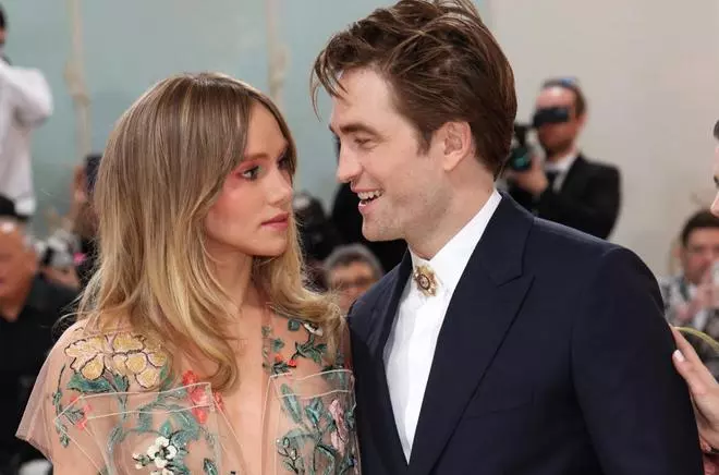 Suki Waterhouse y Robert Pattinson presentan a su bebé en Instagram