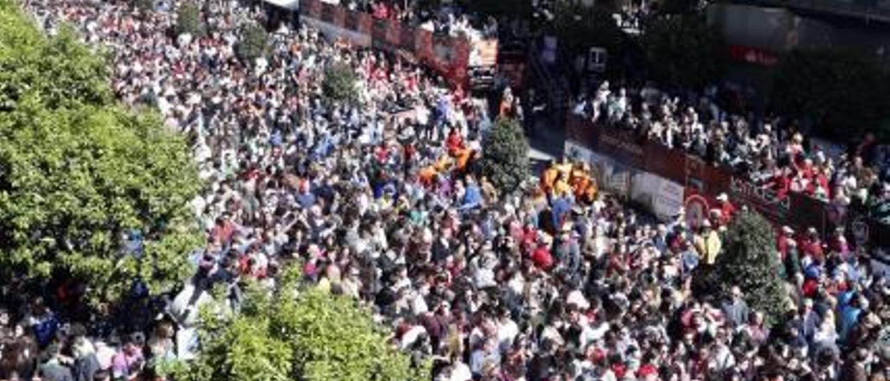 Las calles aledañas a la Plaça del Regne volvieron a llenarse para ver la «mascletà».