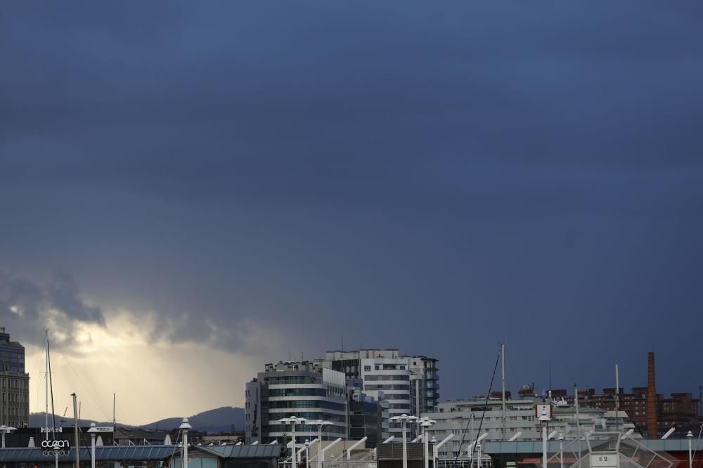 El tiempo en Asturias: borrasca Cecilia en Gijón