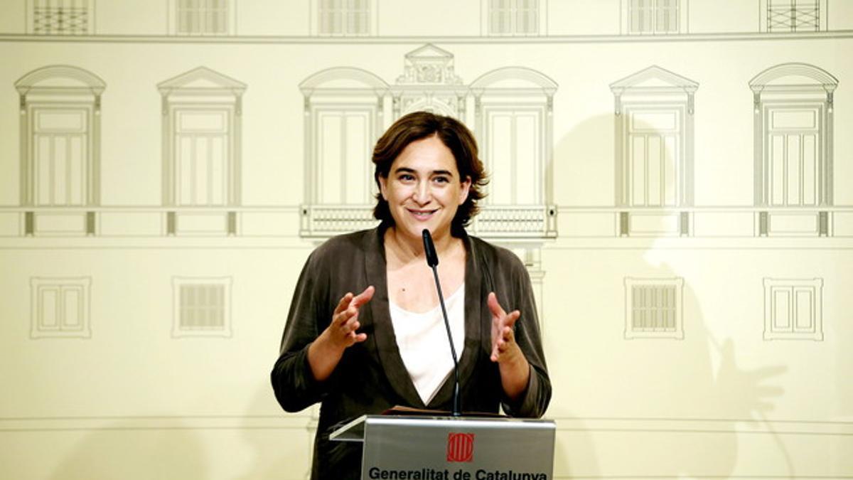 Ada Colau, alcaldesa de Barcelona, atendiendo a los medios tras reunirse con el 'president' Mas, el pasado 30 de julio