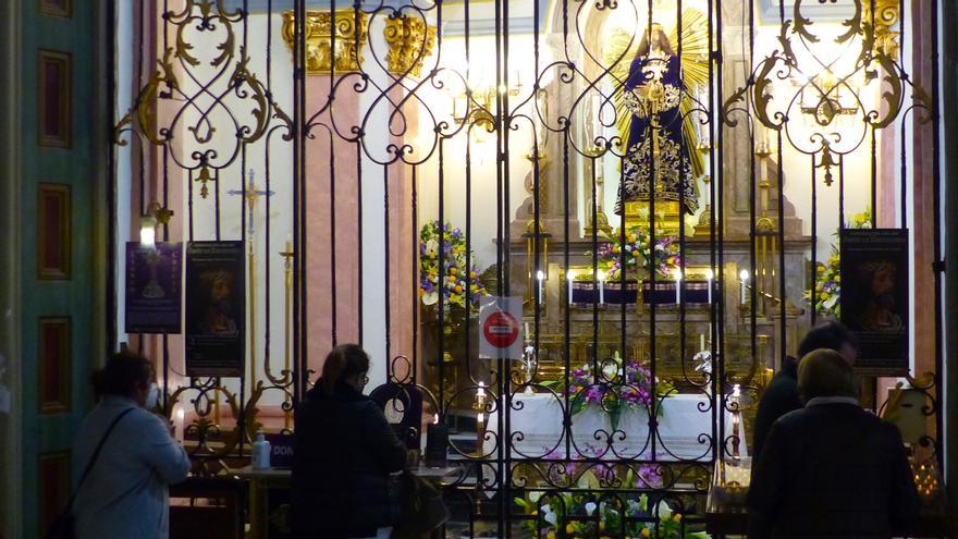 Devoción tras la reja al Medinaceli