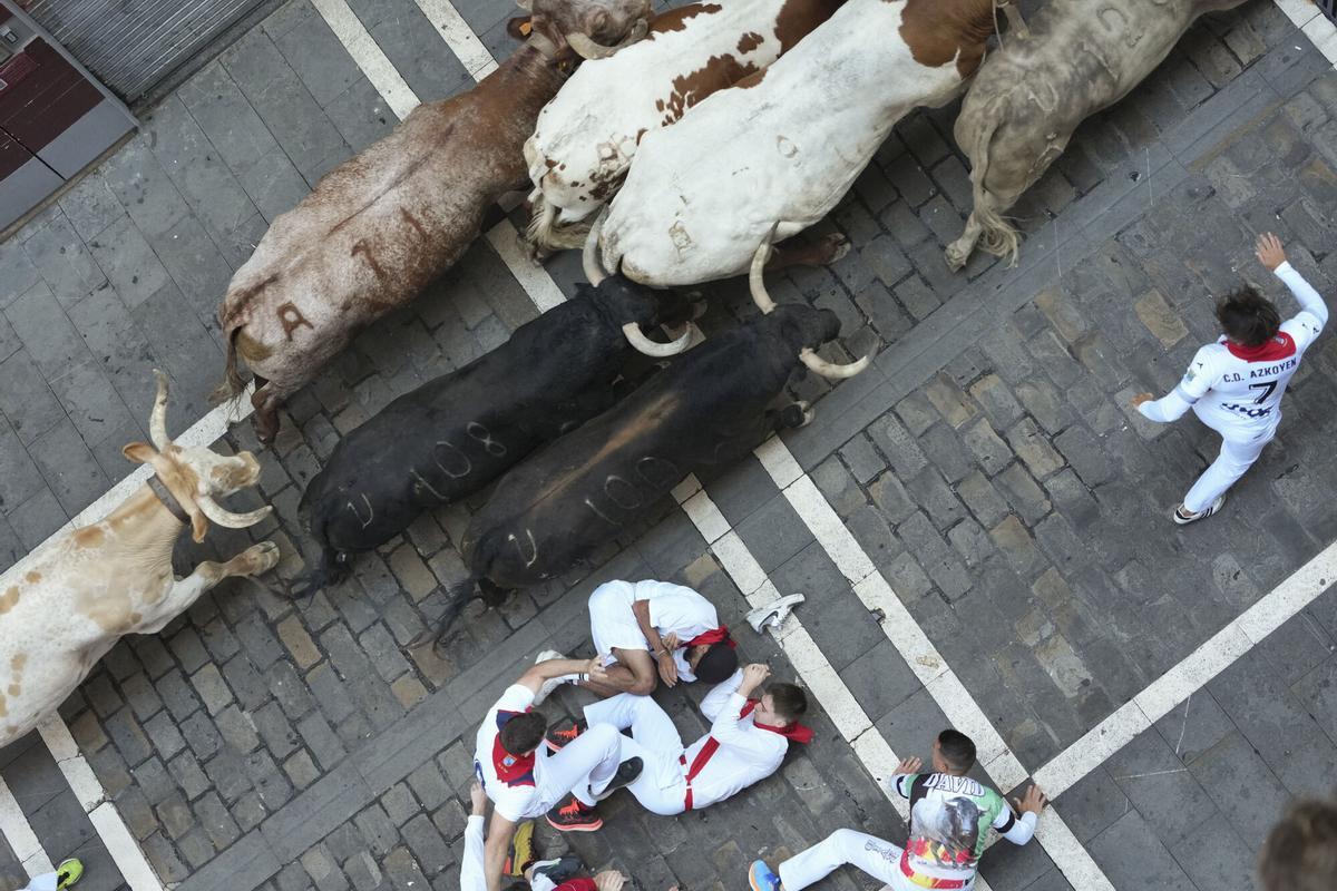 Los toros de Fuente Ymbro protagonizan un rápido y masificado primer encierro.