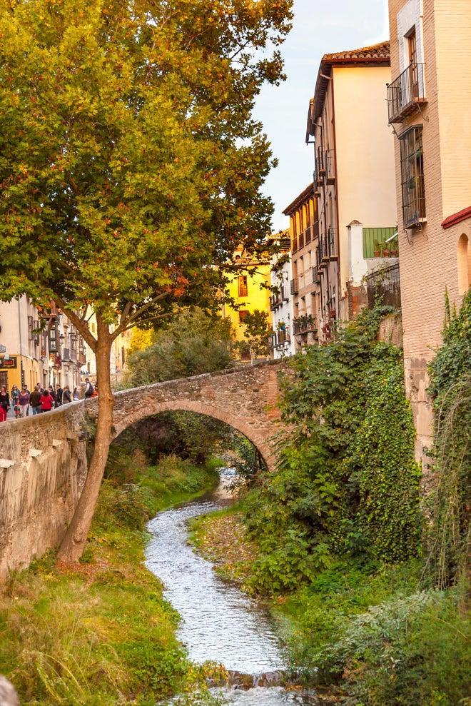 Puente sobre el río Darro en Granada.