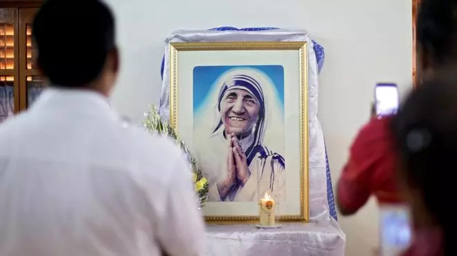 Devots commemoren el 112 aniversari del naixement de la Mare Teresa de Calcuta
